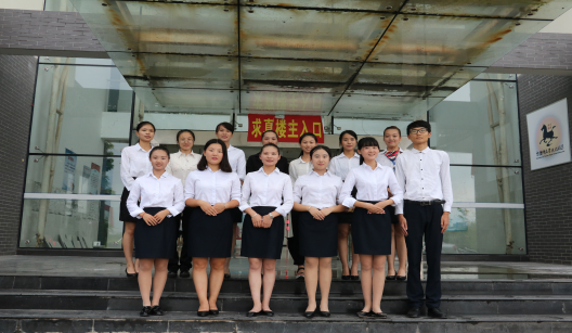 我系校园导服队带领新生参观校园